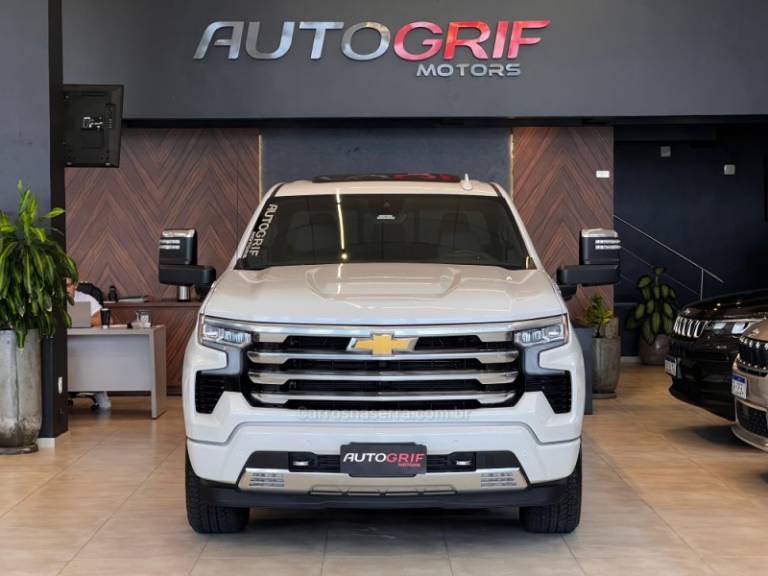 CHEVROLET - SILVERADO - 2023/2024 - Branca - R$ 459.900,00