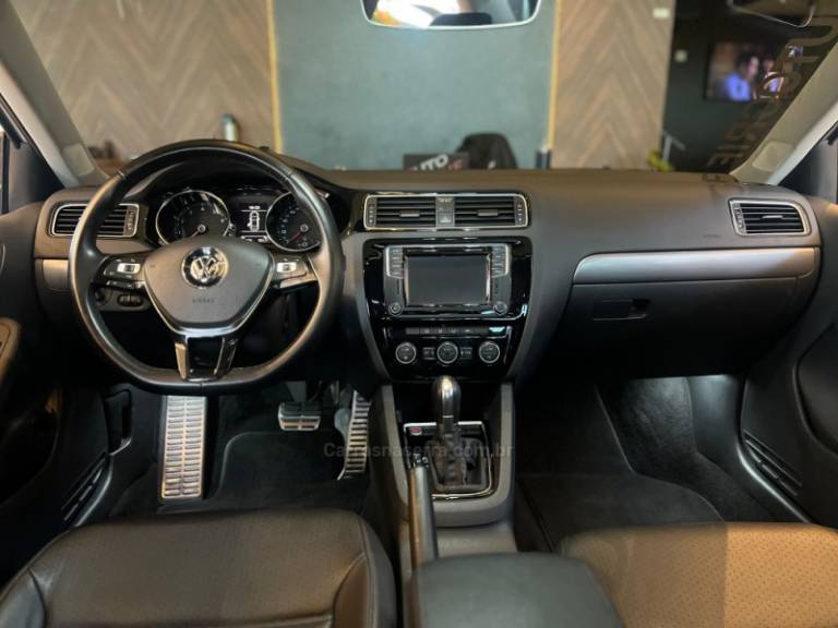 VOLKSWAGEN - JETTA - 2017/2017 - Cinza - R$ 89.900,00