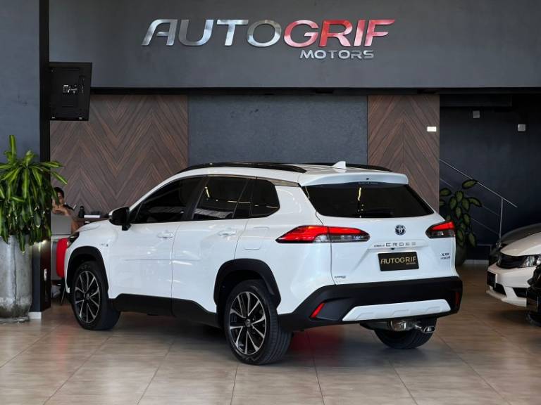TOYOTA - COROLLA - 2022/2023 - Branca - R$ 165.900,00