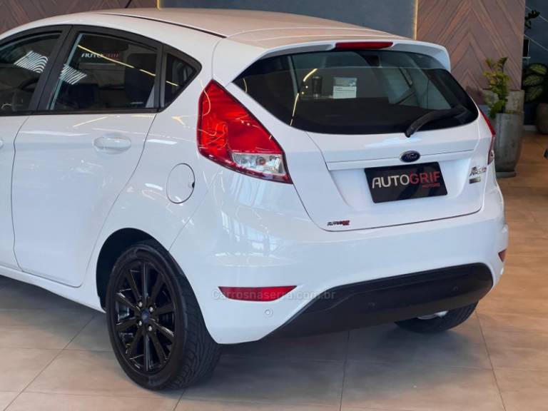 FORD - FIESTA - 2017/2018 - Branca - R$ 63.900,00