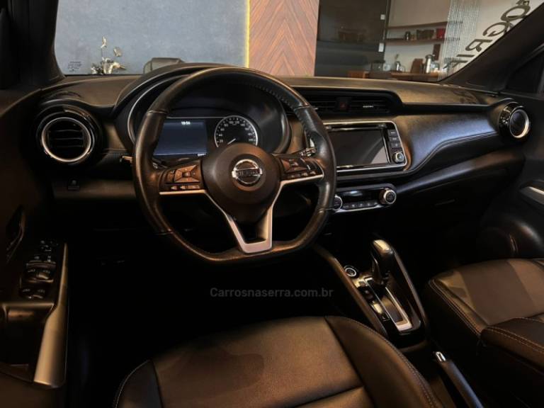 NISSAN - KICKS - 2020/2021 - Marrom - R$ 97.900,00
