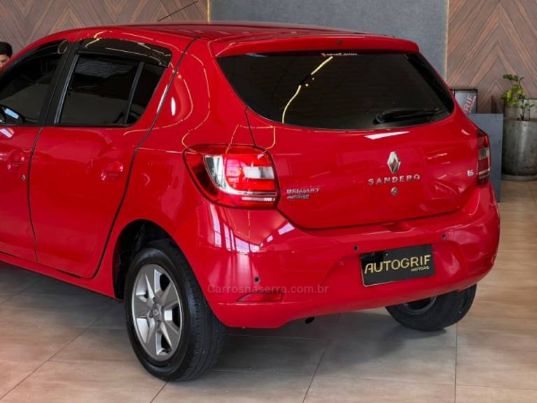 RENAULT - SANDERO - 2016/2017 - Vermelha - R$ 46.900,00