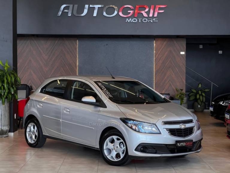 CHEVROLET - ONIX - 2013/2013 - Prata - R$ 45.900,00