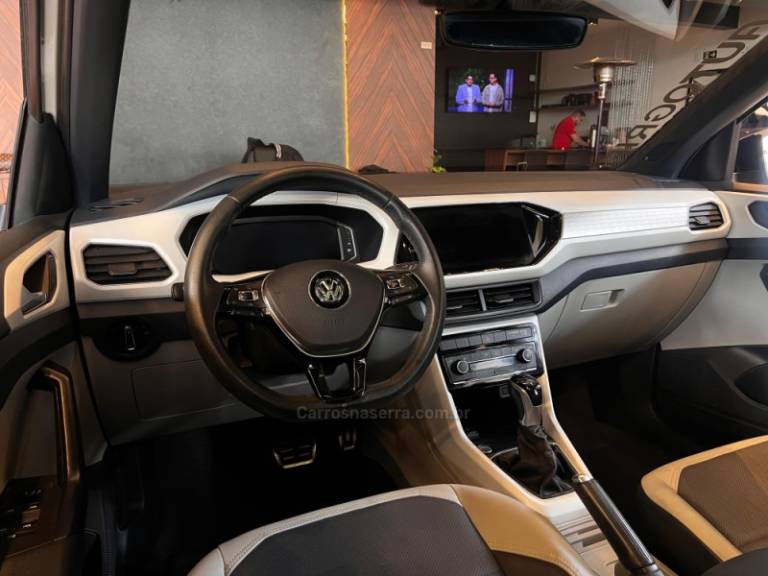 VOLKSWAGEN - T-CROSS - 2021/2021 - Branca - R$ 121.900,00