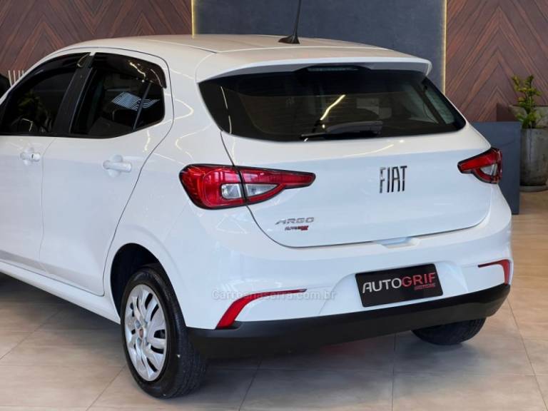 FIAT - ARGO - 2017/2018 - Branca - R$ 53.900,00