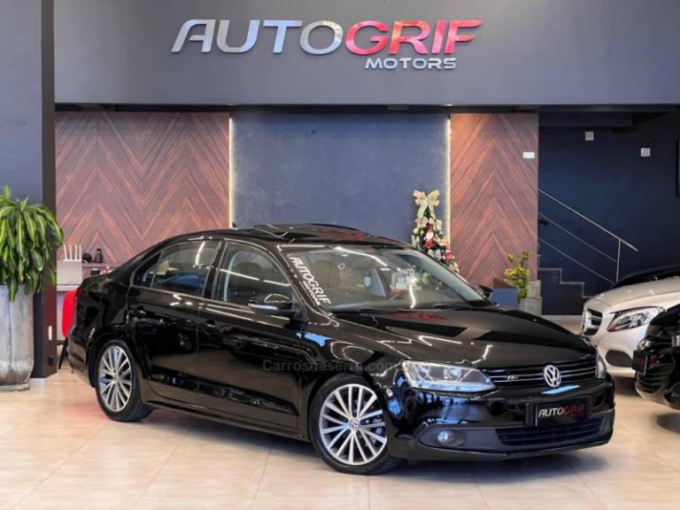 VOLKSWAGEN - JETTA - 2012/2013 - Preta - R$ 68.900,00