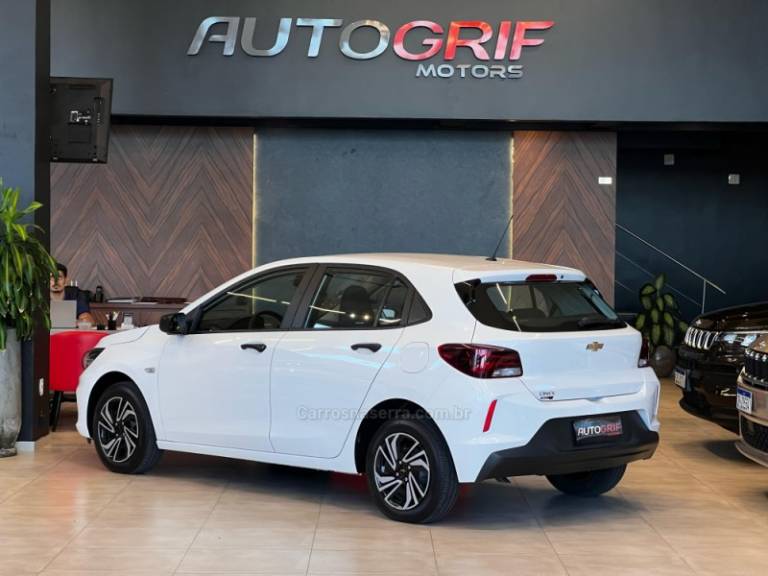 CHEVROLET - ONIX - 2021/2022 - Branca - R$ 69.900,00