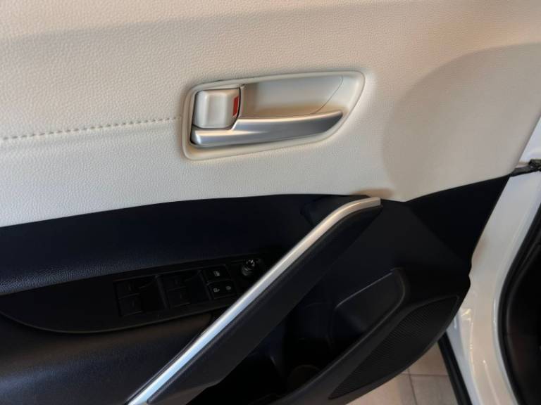 TOYOTA - COROLLA - 2022/2023 - Branca - R$ 165.900,00