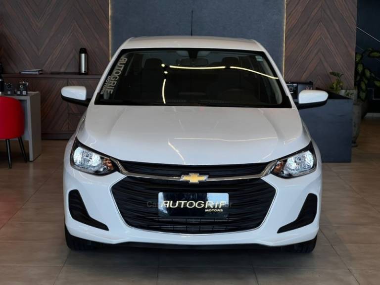CHEVROLET - ONIX - 2022/2023 - Branca - R$ 81.900,00