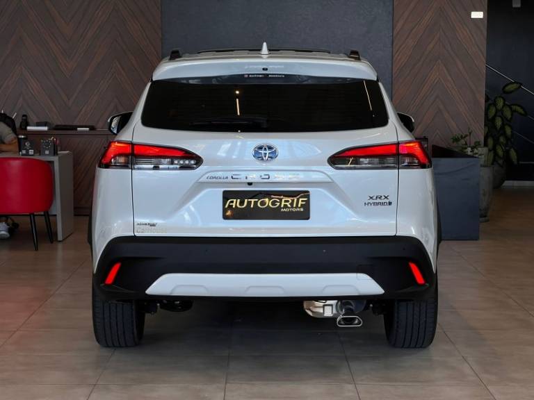 TOYOTA - COROLLA - 2022/2023 - Branca - R$ 165.900,00