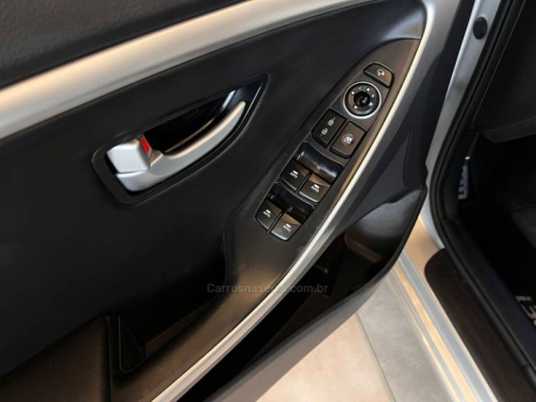 HYUNDAI - I30 - 2015/2016 - Prata - R$ 84.900,00