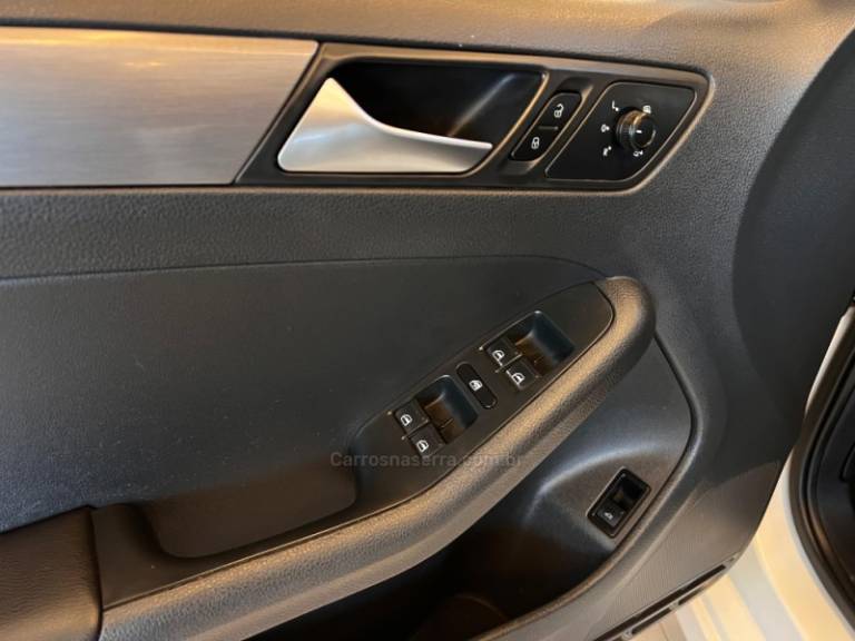 VOLKSWAGEN - JETTA - 2016/2017 - Branca - R$ 83.900,00