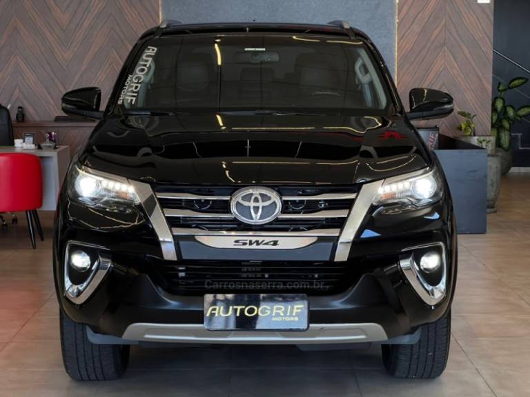 TOYOTA - HILUX SW4 - 2019/2019 - Preta - R$ 238.900,00