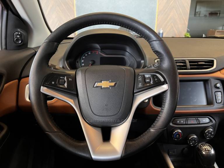 CHEVROLET - ONIX - 2016/2017 - Laranja - R$ 64.900,00