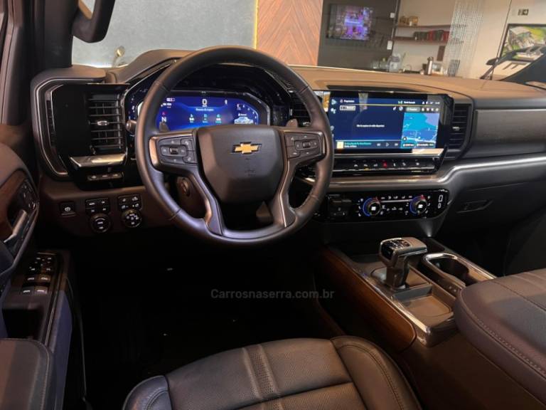 CHEVROLET - SILVERADO - 2023/2024 - Branca - R$ 459.900,00