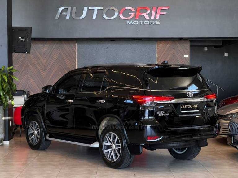 TOYOTA - HILUX SW4 - 2019/2019 - Preta - R$ 238.900,00