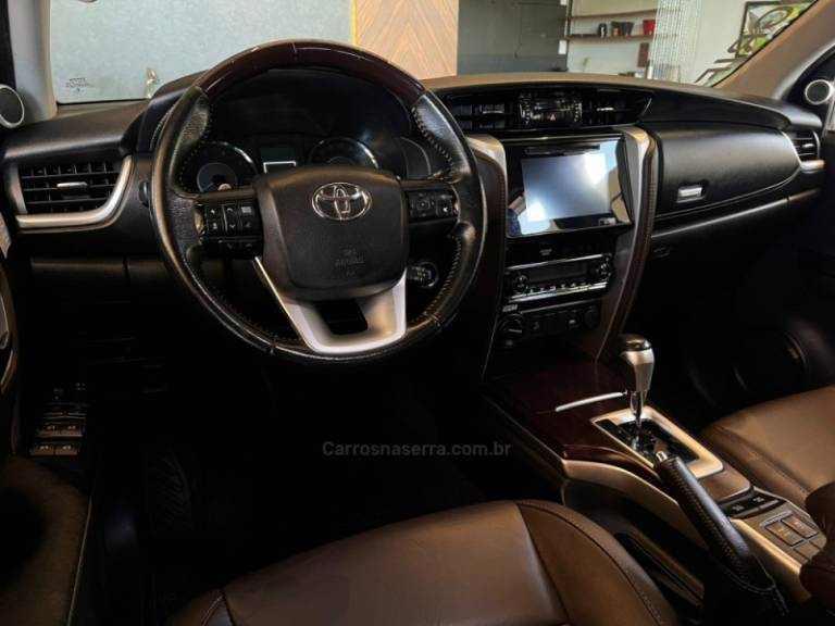 TOYOTA - HILUX SW4 - 2019/2019 - Preta - R$ 238.900,00