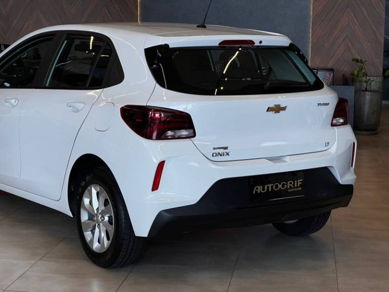 CHEVROLET - ONIX - 2022/2023 - Branca - R$ 81.900,00