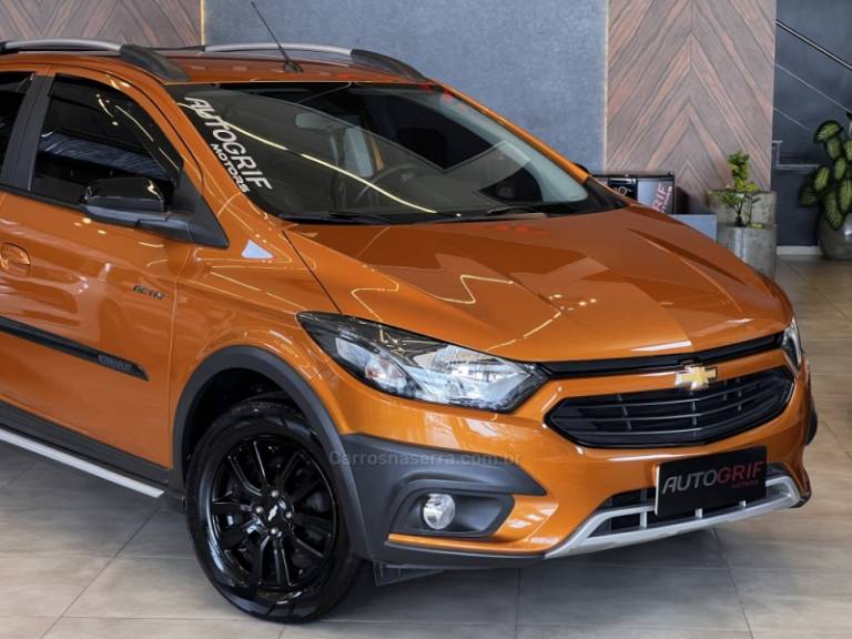 CHEVROLET - ONIX - 2016/2017 - Laranja - R$ 64.900,00