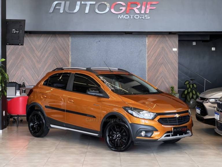 CHEVROLET - ONIX - 2016/2017 - Laranja - R$ 64.900,00