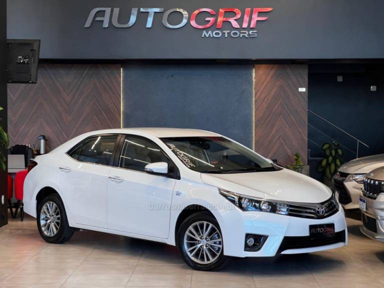 TOYOTA - COROLLA - 2014/2015 - Branca - R$ 88.900,00