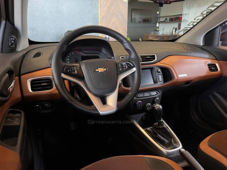 CHEVROLET - ONIX - 2016/2017 - Laranja - R$ 64.900,00
