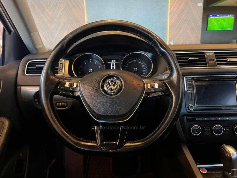 VOLKSWAGEN - JETTA - 2016/2017 - Branca - R$ 83.900,00