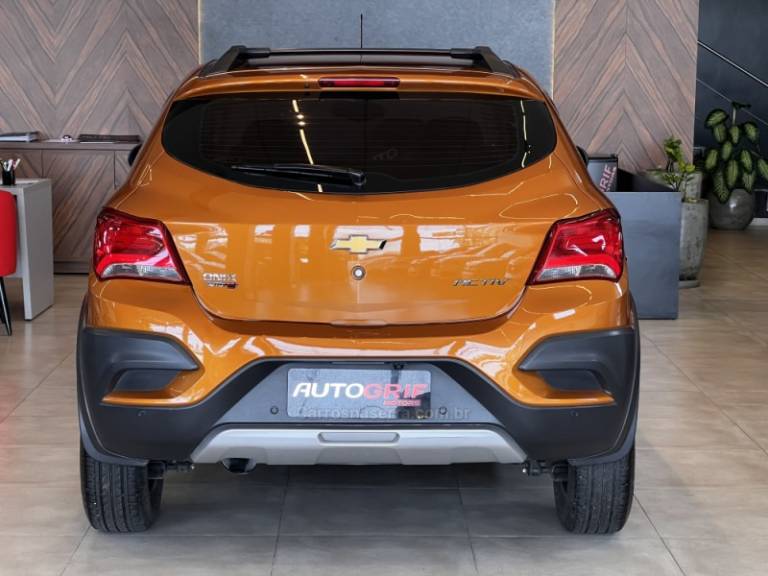 CHEVROLET - ONIX - 2016/2017 - Laranja - R$ 64.900,00
