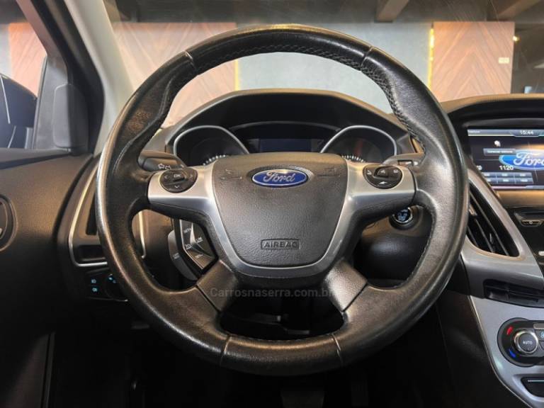 FORD - FOCUS - 2015/2015 - Preta - R$ 58.900,00