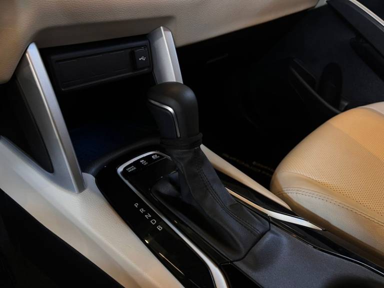 TOYOTA - COROLLA - 2022/2023 - Branca - R$ 165.900,00