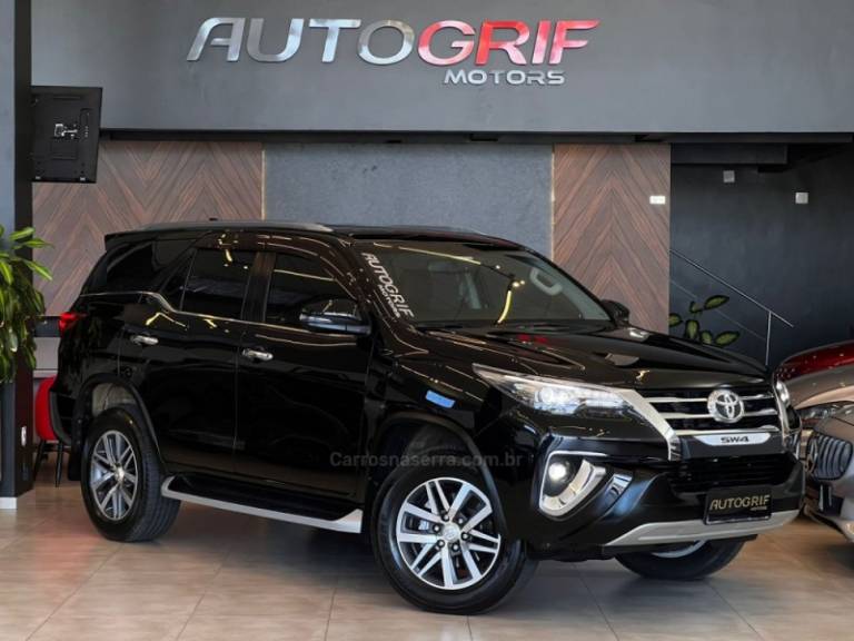 TOYOTA - HILUX SW4 - 2019/2019 - Preta - R$ 238.900,00