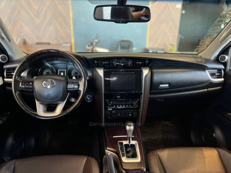 TOYOTA - HILUX SW4 - 2019/2019 - Preta - R$ 238.900,00