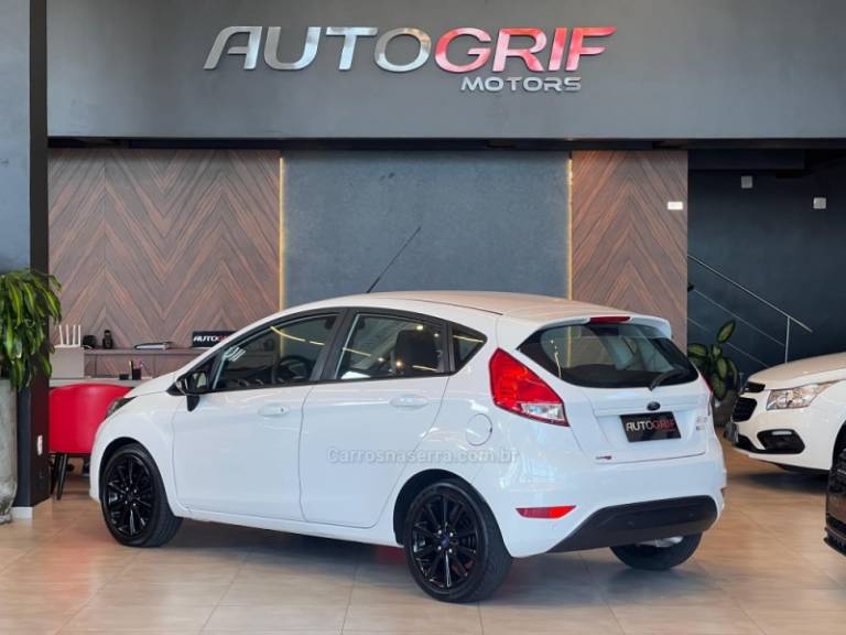 FORD - FIESTA - 2017/2018 - Branca - R$ 63.900,00