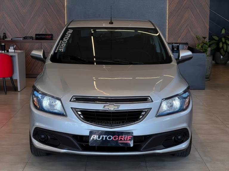 CHEVROLET - ONIX - 2013/2013 - Prata - R$ 45.900,00