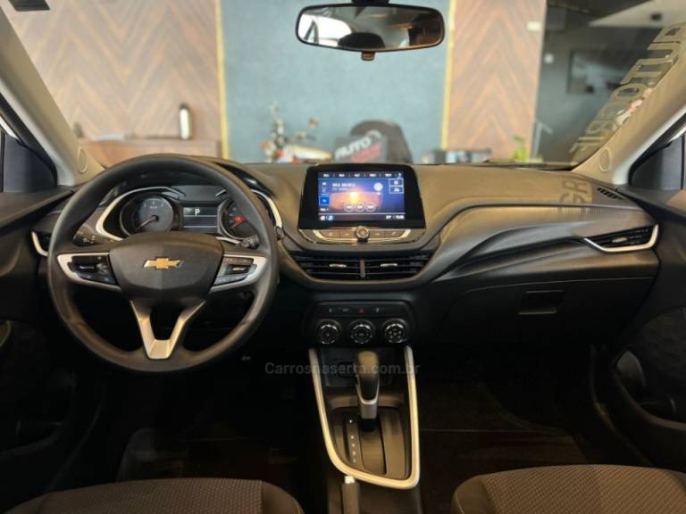 CHEVROLET - ONIX - 2022/2023 - Branca - R$ 81.900,00