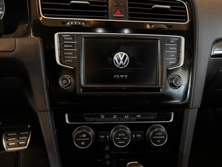 VOLKSWAGEN - GOLF - 2016/2016 - Prata - R$ 139.900,00