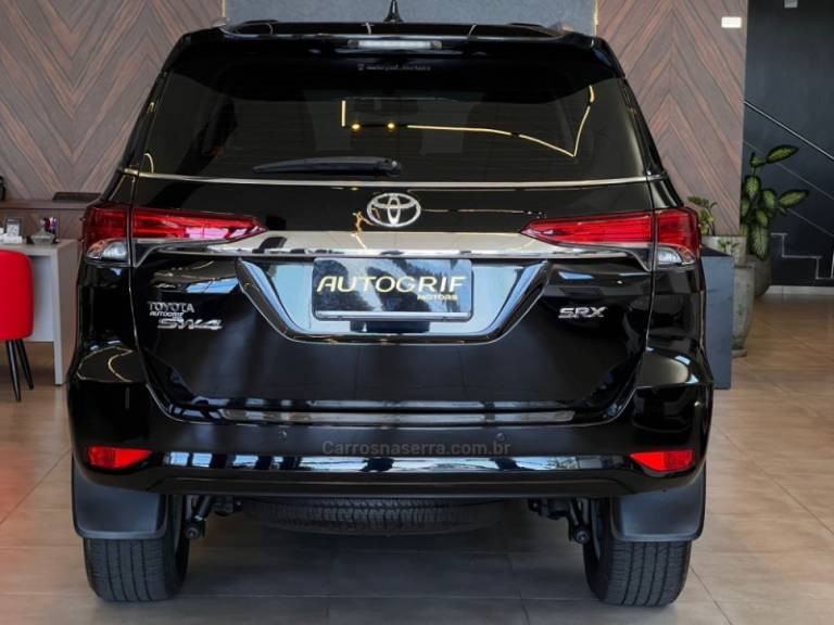 TOYOTA - HILUX SW4 - 2019/2019 - Preta - R$ 238.900,00