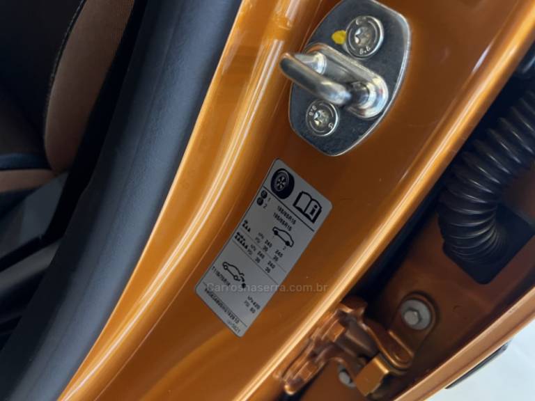 CHEVROLET - ONIX - 2016/2017 - Laranja - R$ 64.900,00