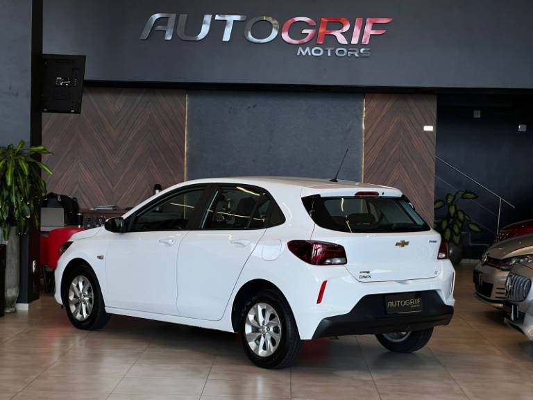 CHEVROLET - ONIX - 2022/2023 - Branca - R$ 81.900,00