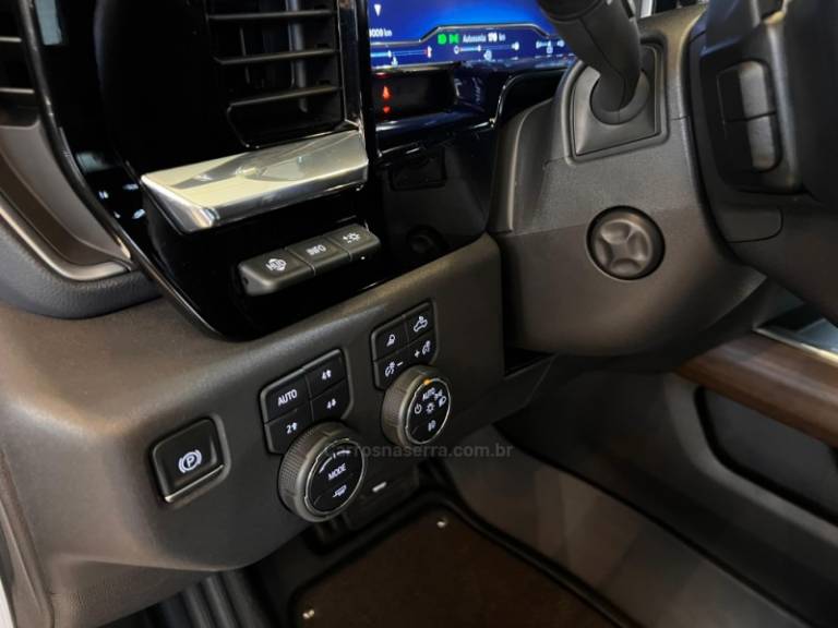 CHEVROLET - SILVERADO - 2023/2024 - Branca - R$ 459.900,00