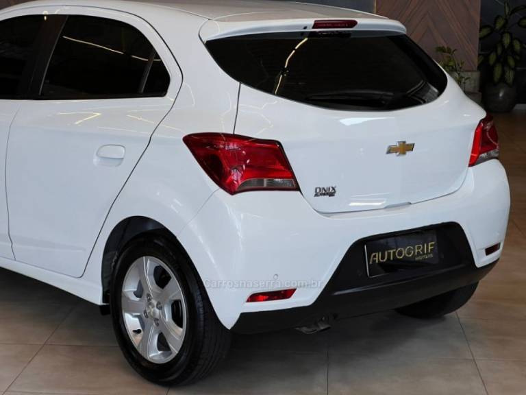 CHEVROLET - ONIX - 2018/2019 - Branca - R$ 62.900,00