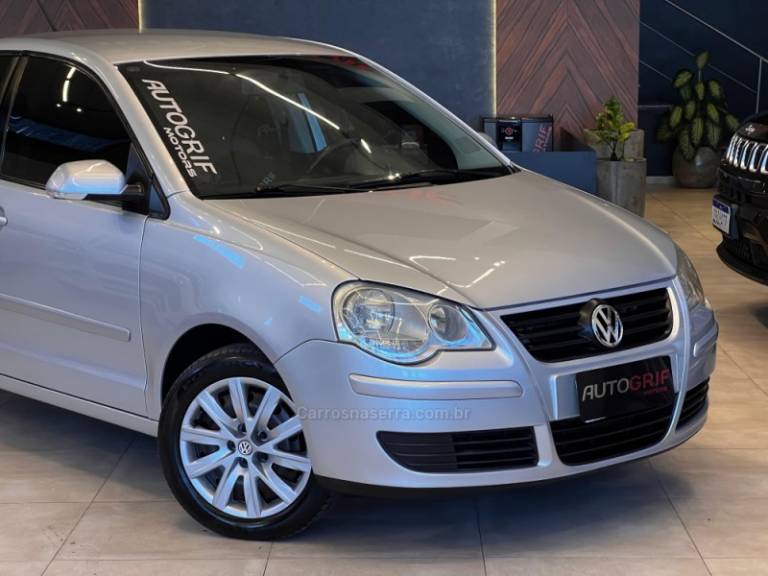 VOLKSWAGEN - POLO SEDAN - 2009/2010 - Prata - R$ 36.900,00