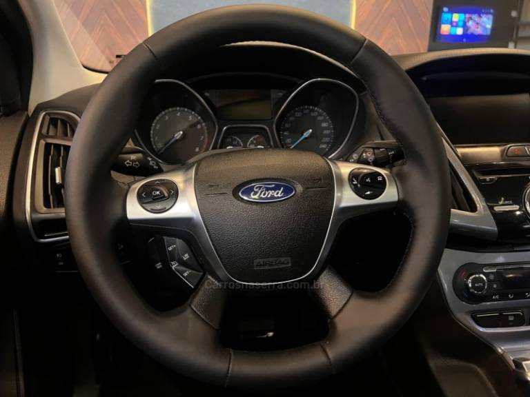 FORD - FOCUS - 2015/2015 - Branca - R$ 58.900,00