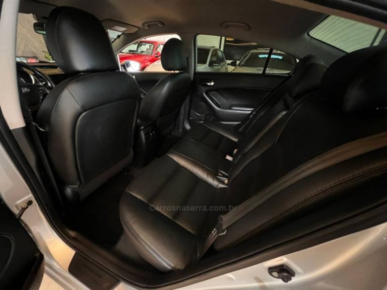 KIA MOTORS - CERATO - 2014/2014 - Prata - R$ 63.900,00