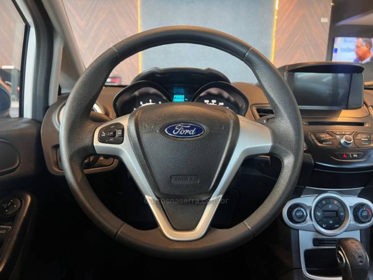 FORD - FIESTA - 2017/2018 - Branca - R$ 63.900,00