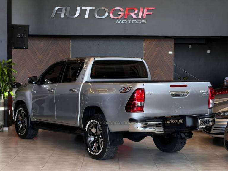 TOYOTA - HILUX - 2018/2019 - Prata - R$ 208.900,00