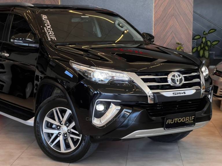 TOYOTA - HILUX SW4 - 2019/2019 - Preta - R$ 238.900,00