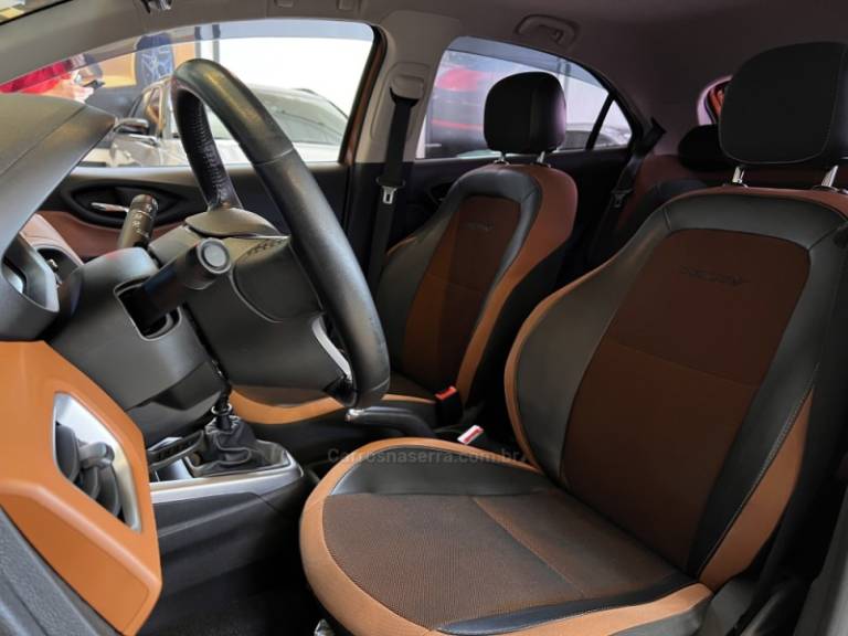 CHEVROLET - ONIX - 2016/2017 - Laranja - R$ 64.900,00