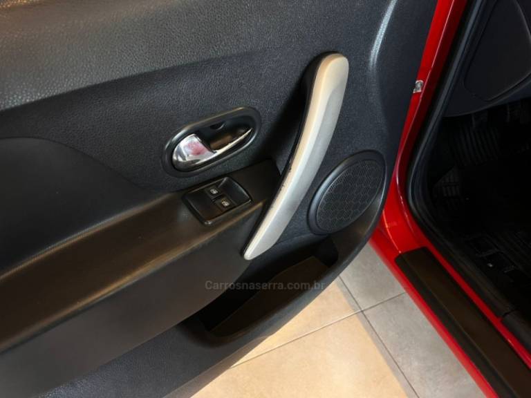 RENAULT - SANDERO - 2016/2017 - Vermelha - R$ 46.900,00