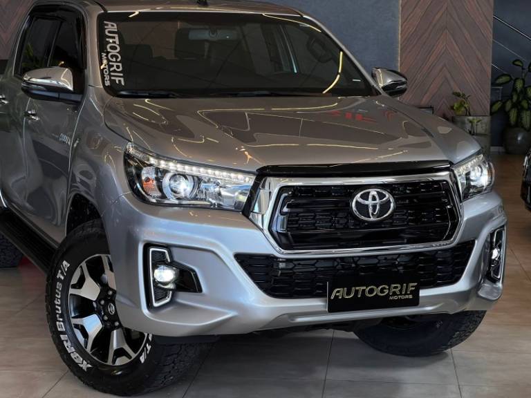 TOYOTA - HILUX - 2018/2019 - Prata - R$ 208.900,00